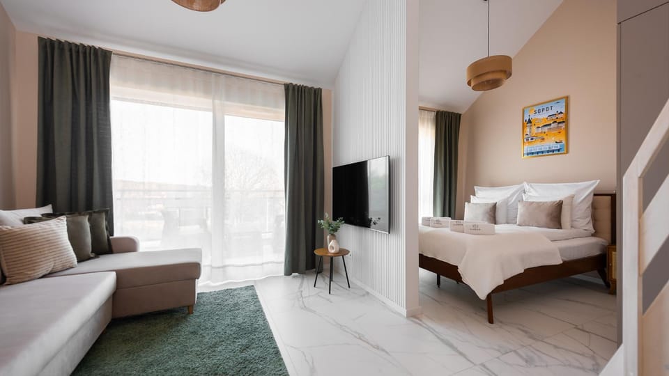 Communal lounge/ TV room, Bed, TV and multimedia, Living room, Photo of the whole room, Seating area, Evening entertainment, Bedroom
