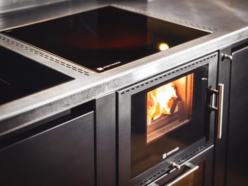 Kitchen or kitchenette, fireplace