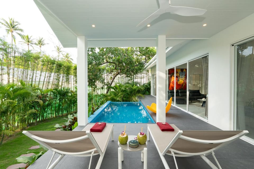 Pool view, Swimming pool, sunbed