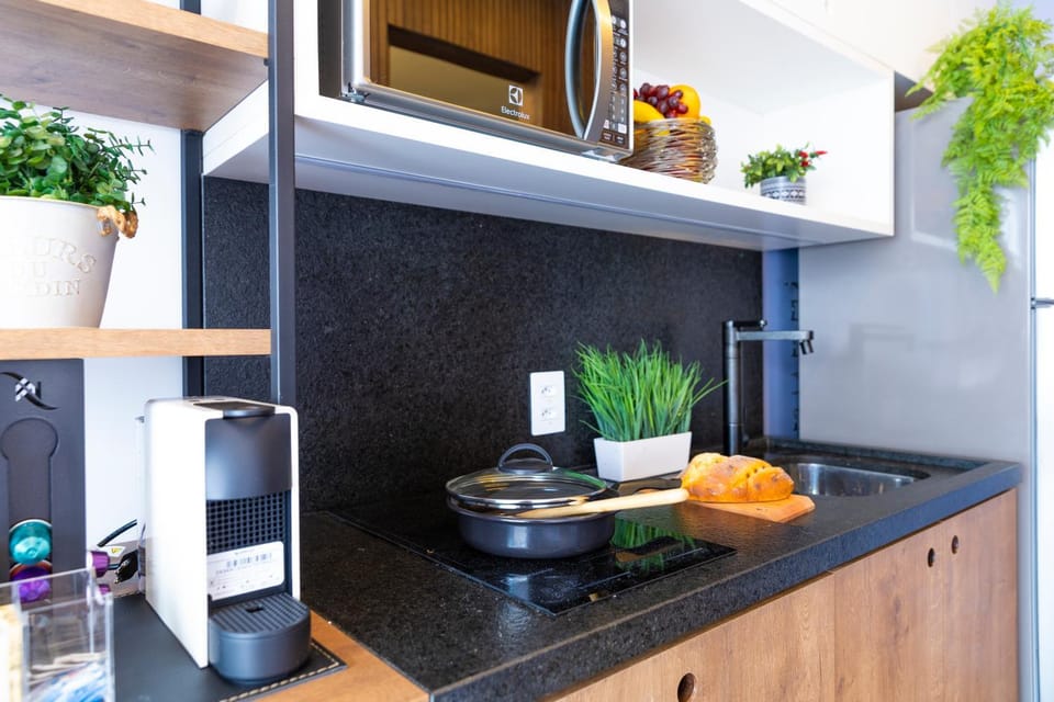 Coffee/tea facilities, Kitchen or kitchenette, stove