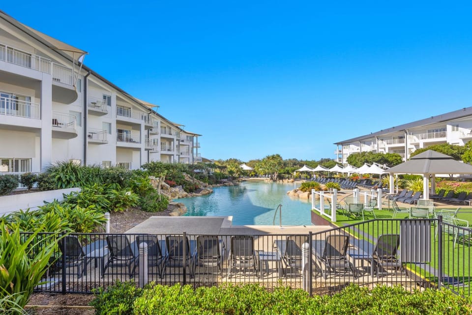 Swimming pool, sunbed