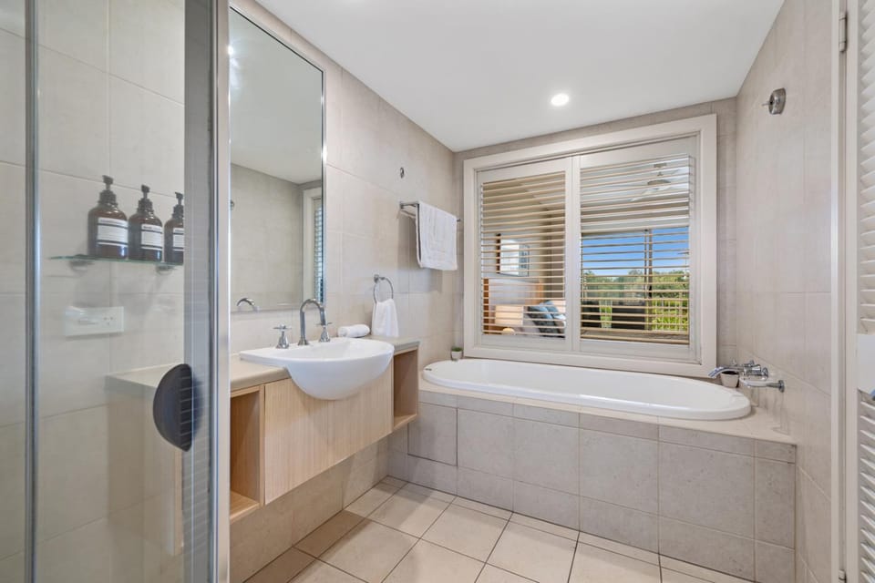 Bathroom, Bath, towels