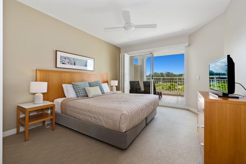 Bed, TV and multimedia, Bedroom