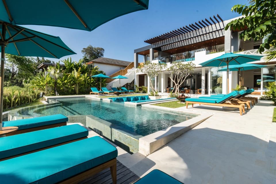 Pool view, Swimming pool, sunbed