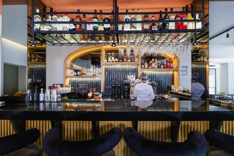 Restaurant/places to eat, Lounge or bar