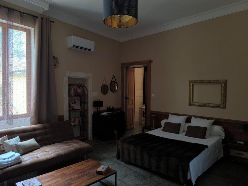 Bed, Living room, air conditioner