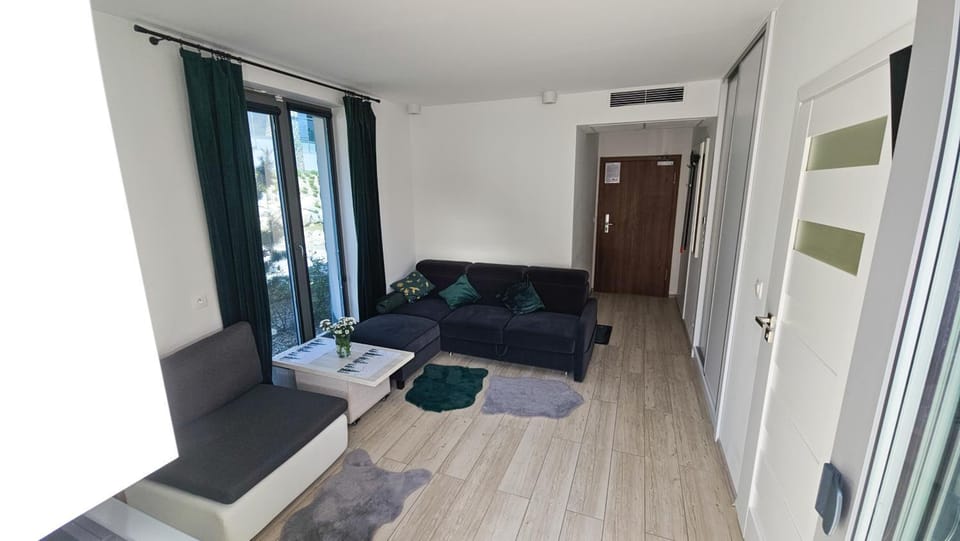 Bed, TV and multimedia, Living room