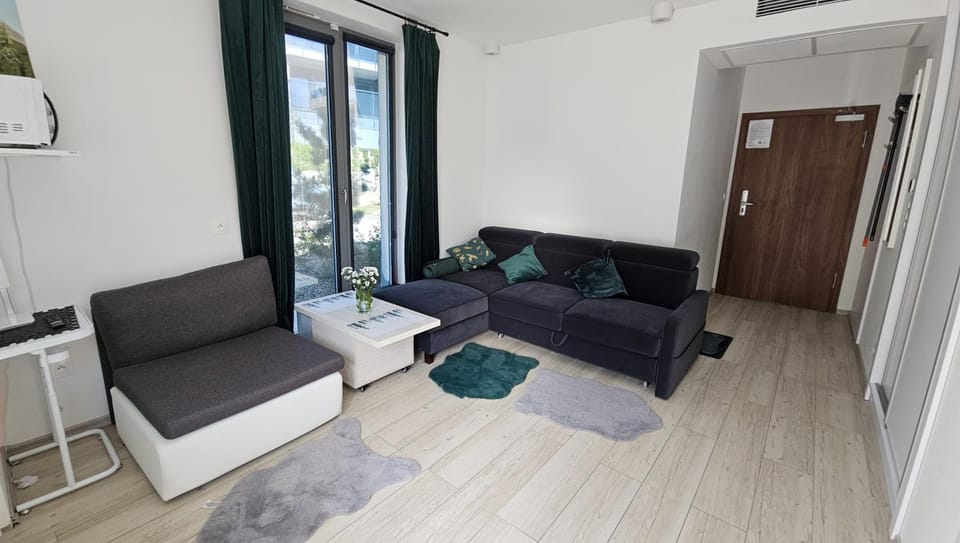 Bed, TV and multimedia, Living room