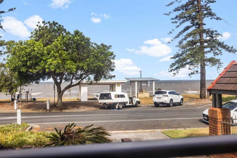 Sea view, Street view
