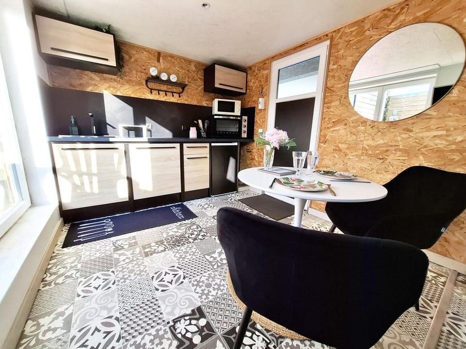 Kitchen or kitchenette, Dining area