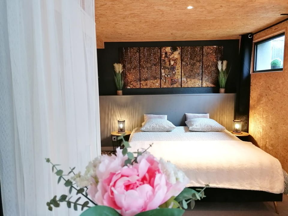 Bed, Photo of the whole room, Bedroom
