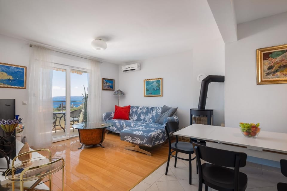 Living room, Seating area, Dining area, air conditioner