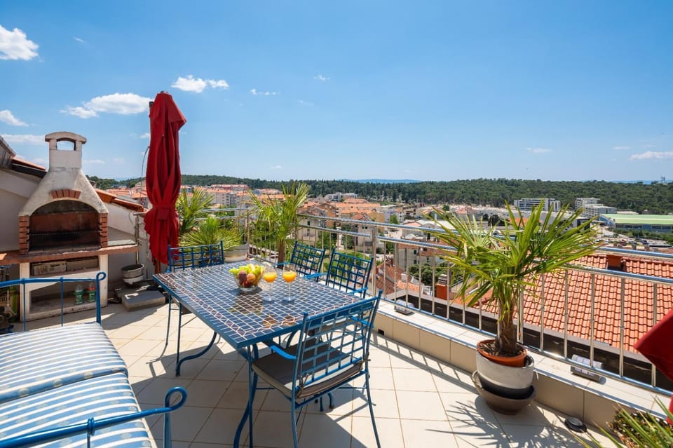 Day, Natural landscape, View (from property/room), Balcony/Terrace, Dining area, City view