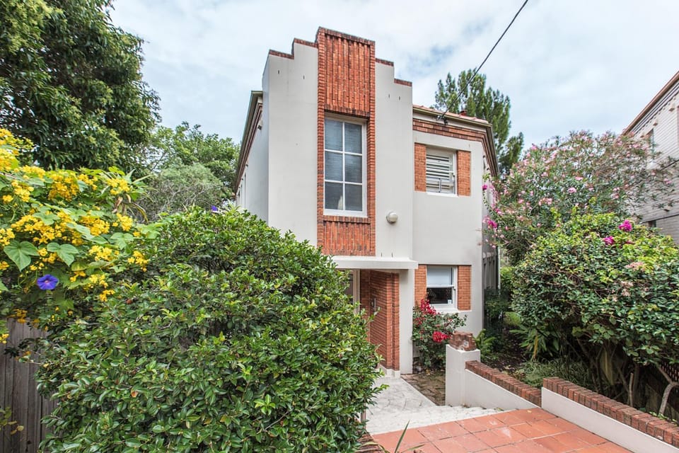 Art Deco 2-Bed Close to City and Harbour Apartment in Sydney
