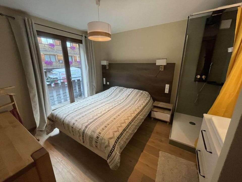 Shower, Bed, Photo of the whole room, Bedroom