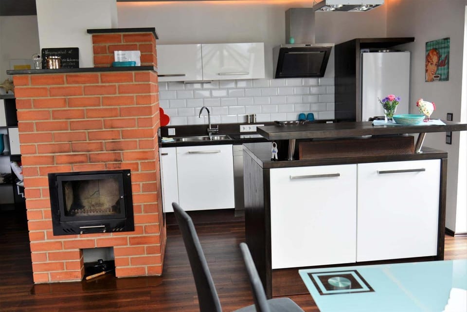 Kitchen or kitchenette, Dining area, stove