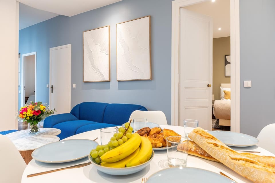 Living room, Food and drinks, Seating area, Dining area