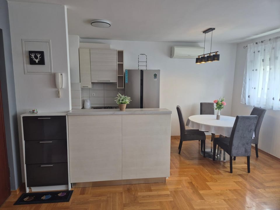 Kitchen or kitchenette, Living room, Seating area, Dining area