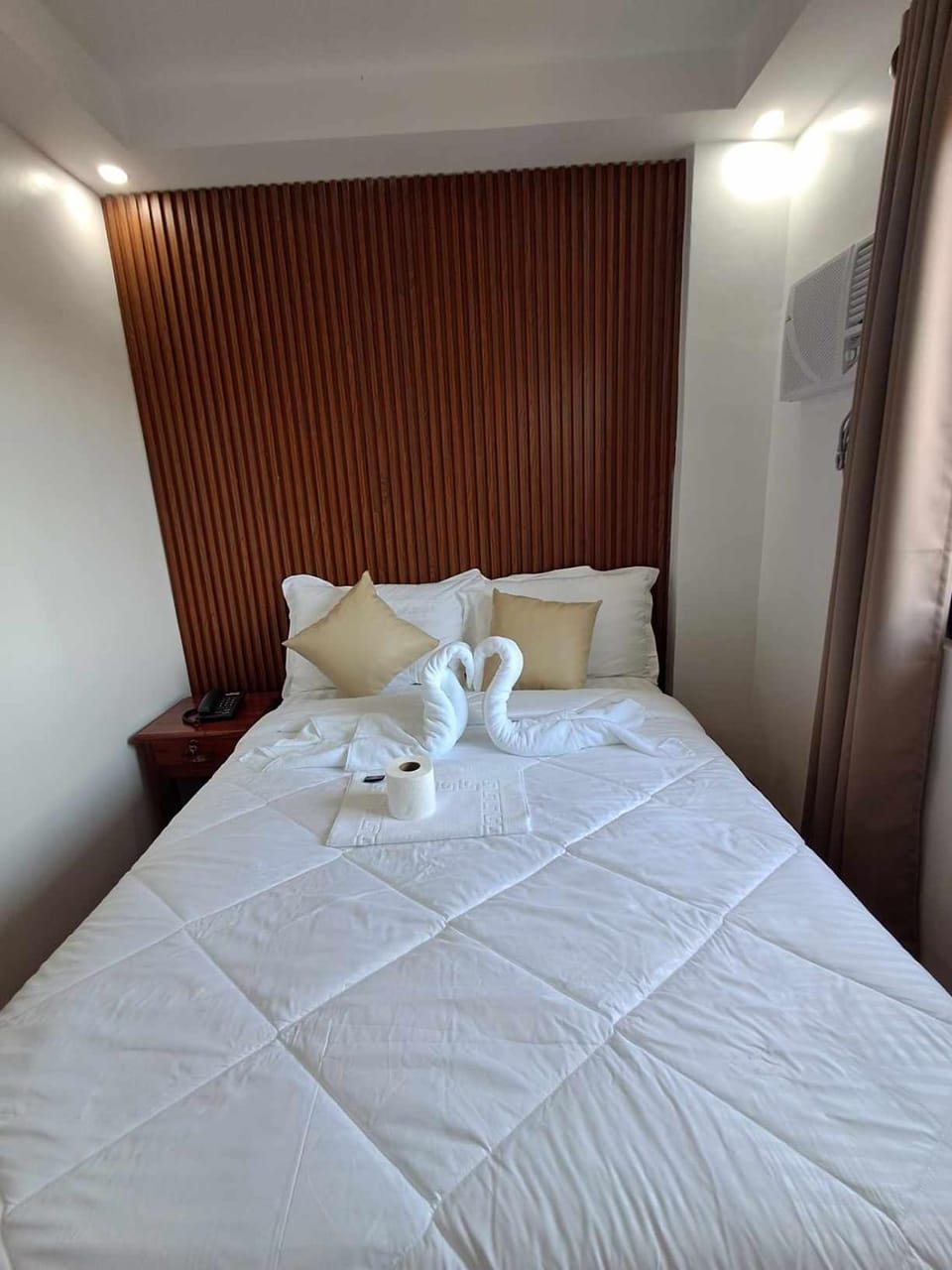 Bed, towels