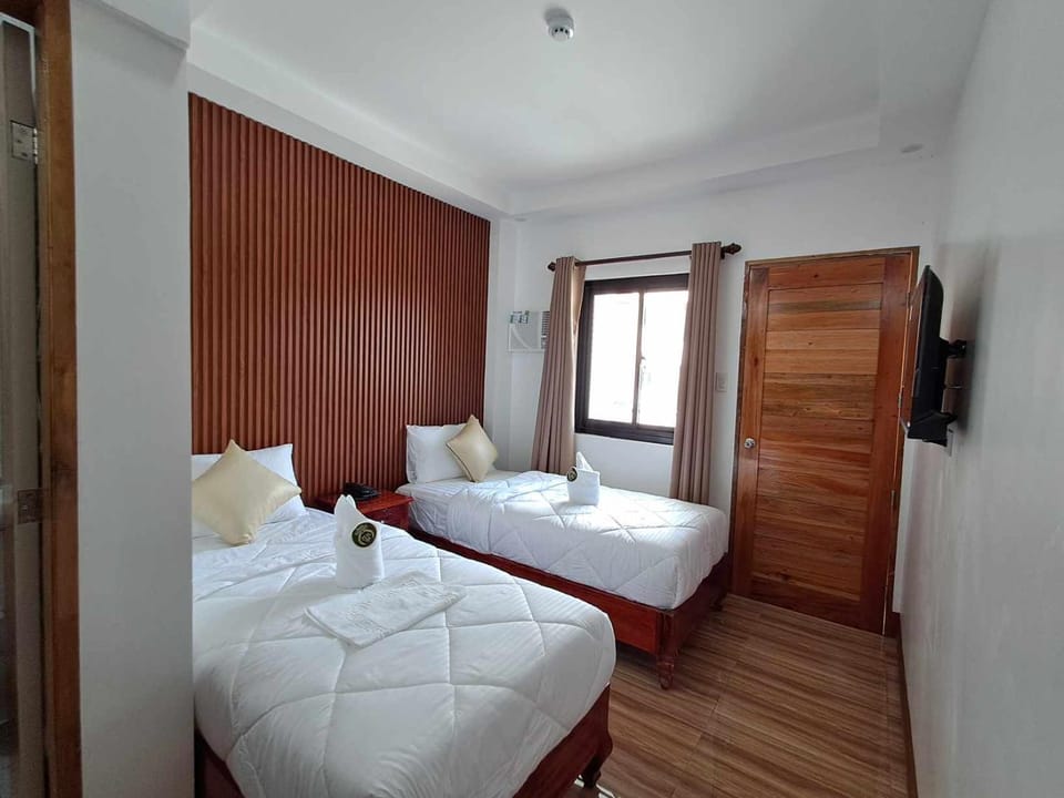 Bed, Photo of the whole room, towels