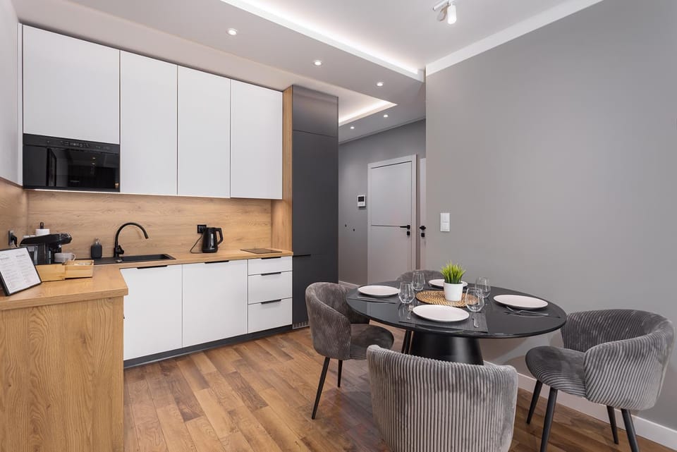 Kitchen or kitchenette, Dining area