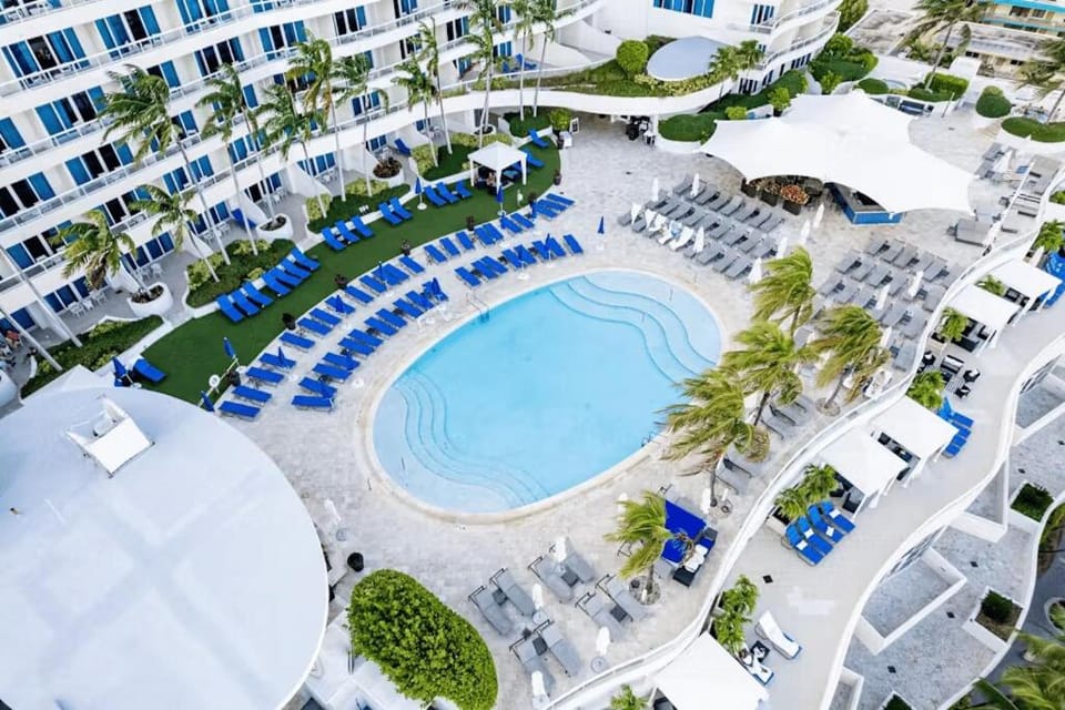 Pool view, Swimming pool, sunbed