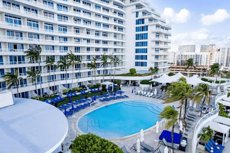 Pool view, Swimming pool, sunbed