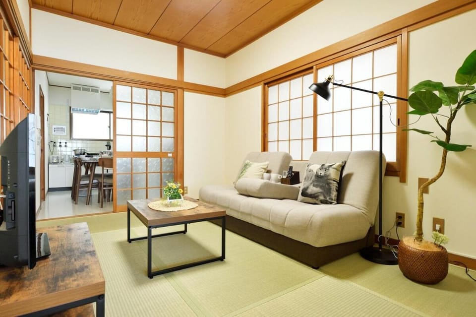 FUKUSHlMA HOUSE -spacious & convenient- 広々112平米の一軒家! 福島駅徒歩5分! Apartment in Osaka