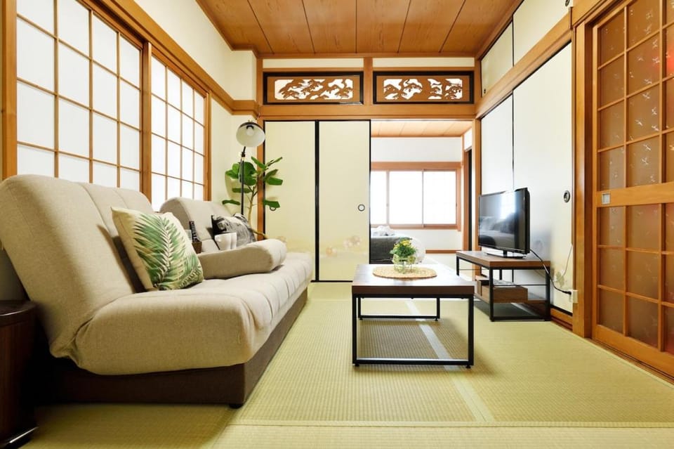 FUKUSHlMA HOUSE -spacious & convenient- 広々112平米の一軒家! 福島駅徒歩5分! Apartment in Osaka