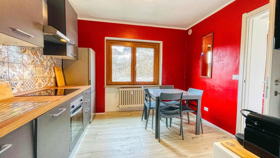 Kitchen or kitchenette, Seating area