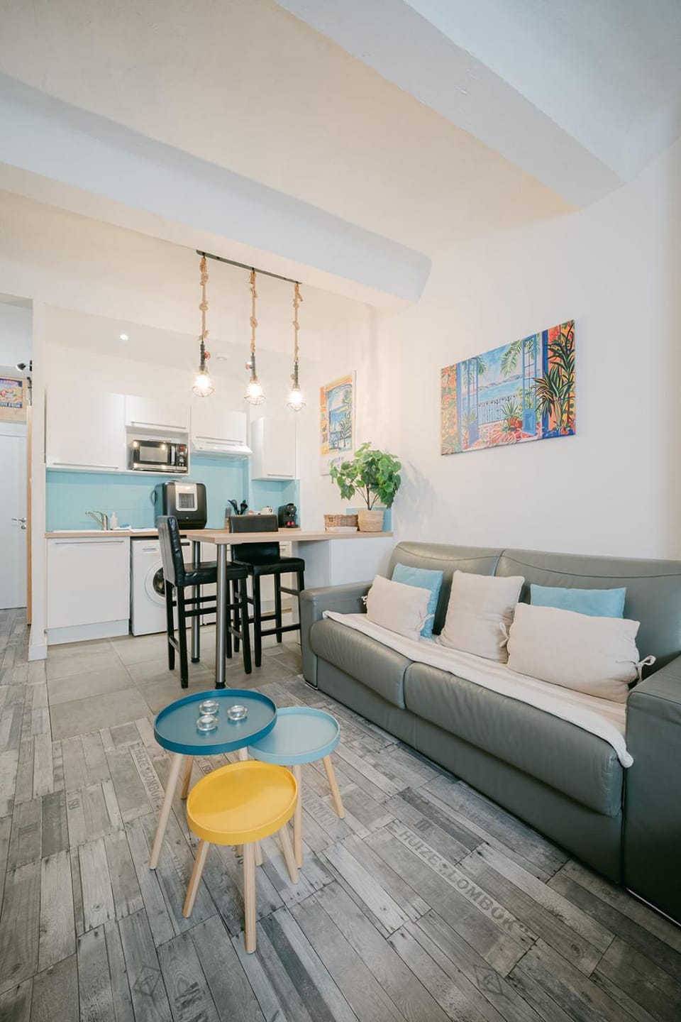 Kitchen or kitchenette, Living room, Seating area, Dining area