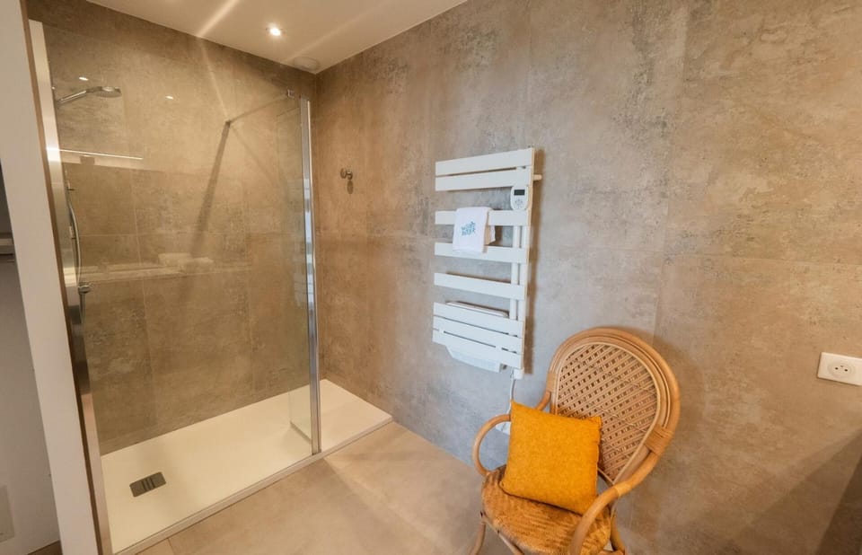 Shower, Bathroom, towels