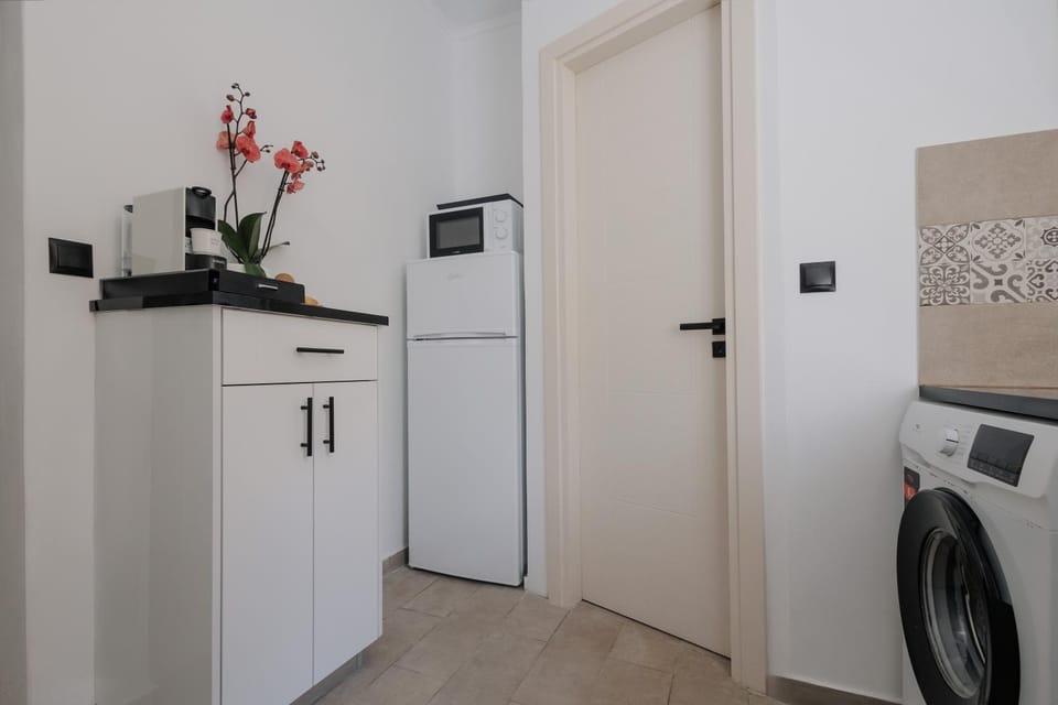 Kitchen or kitchenette, oven, washing machine