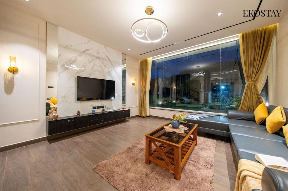 Communal lounge/ TV room, TV and multimedia, Living room, Seating area, Evening entertainment