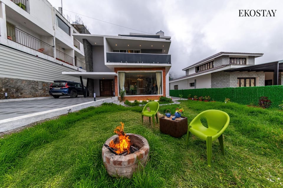 Property building, Day, Neighbourhood, Garden, Garden view, Location, Parking