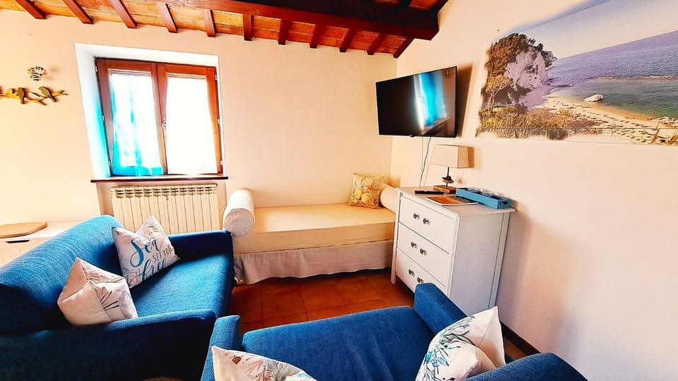 Communal lounge/ TV room, Bed, TV and multimedia, View (from property/room), Living room, Seating area, heating, internet