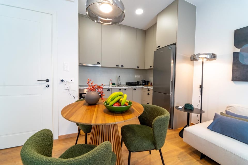 Kitchen or kitchenette, Seating area, Dining area