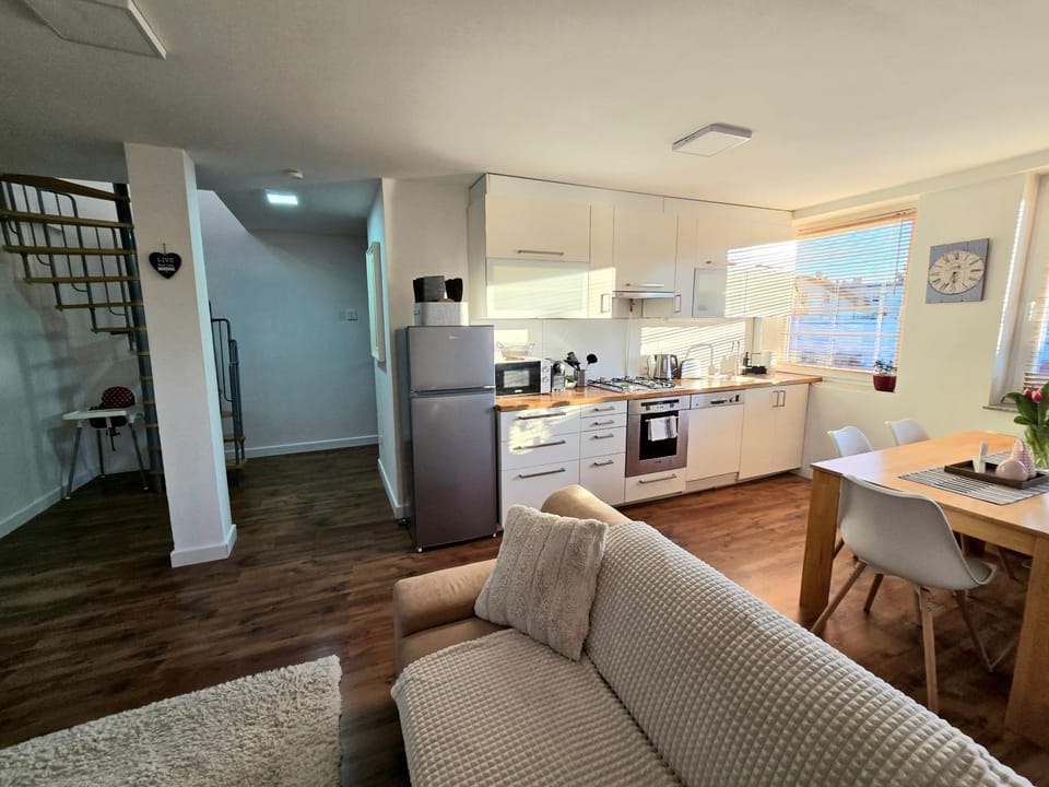 Kitchen or kitchenette, Living room