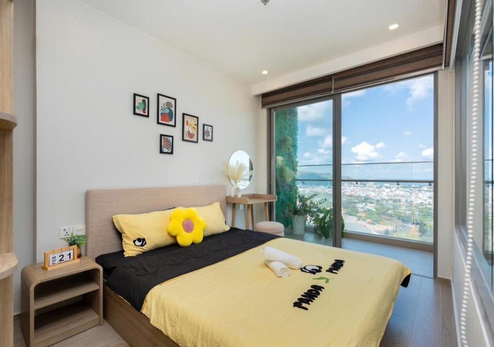 Bed, Natural landscape, Photo of the whole room, Bedroom