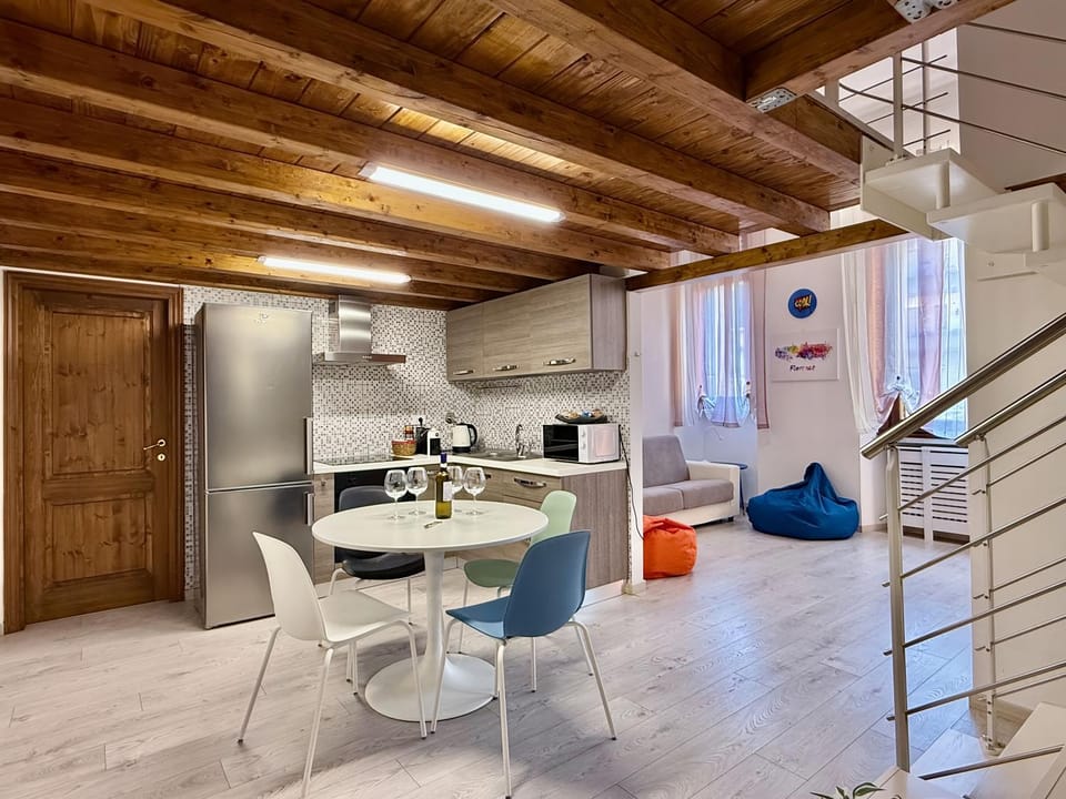 Coffee/tea facilities, Kitchen or kitchenette, Living room, Seating area, Dining area, pet friendly