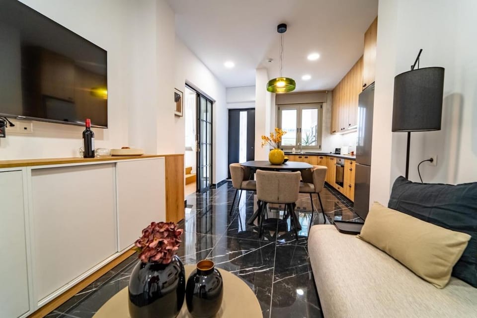 Kitchen or kitchenette, Seating area, Dining area