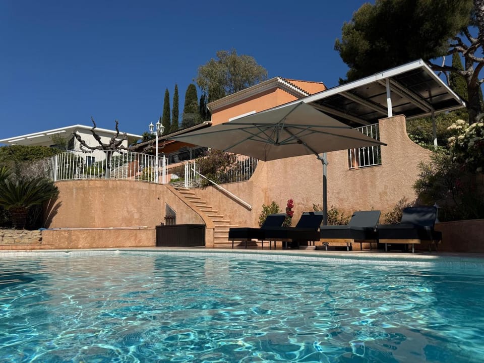 Swimming pool, sunbed