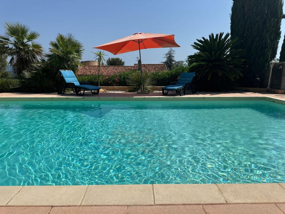 Swimming pool, sunbed