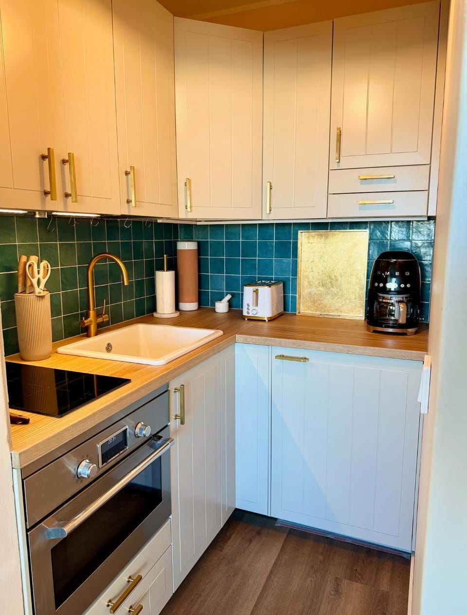 Coffee/tea facilities, Kitchen or kitchenette, oven, stove, toaster