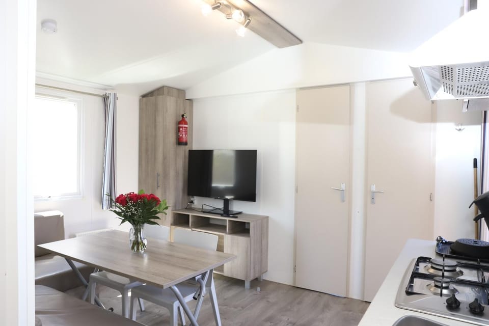 TV and multimedia, Kitchen or kitchenette, Dining area