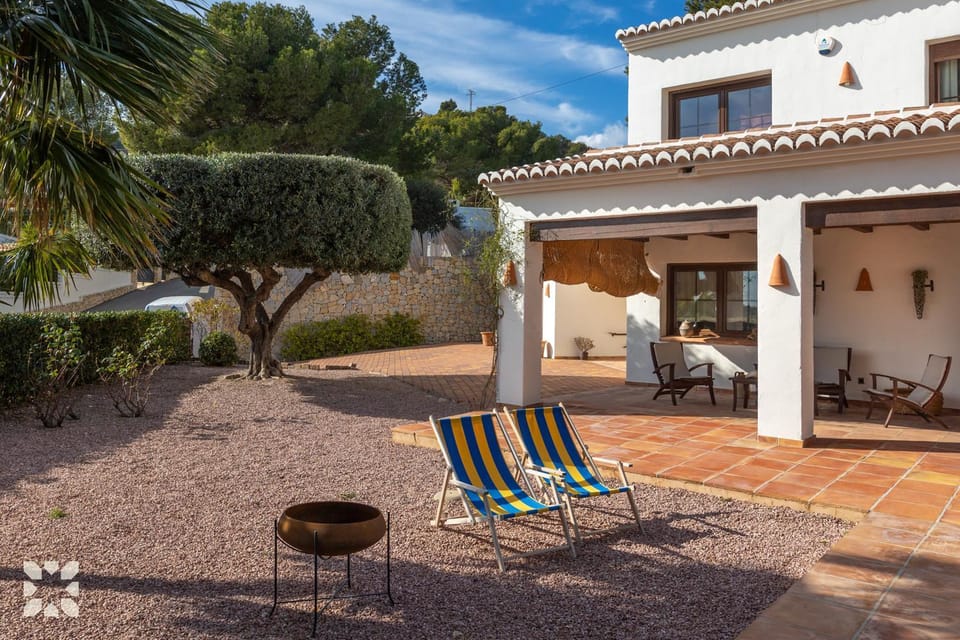 Property building, Patio, Spring, Day, Garden, Garden view, sunbed