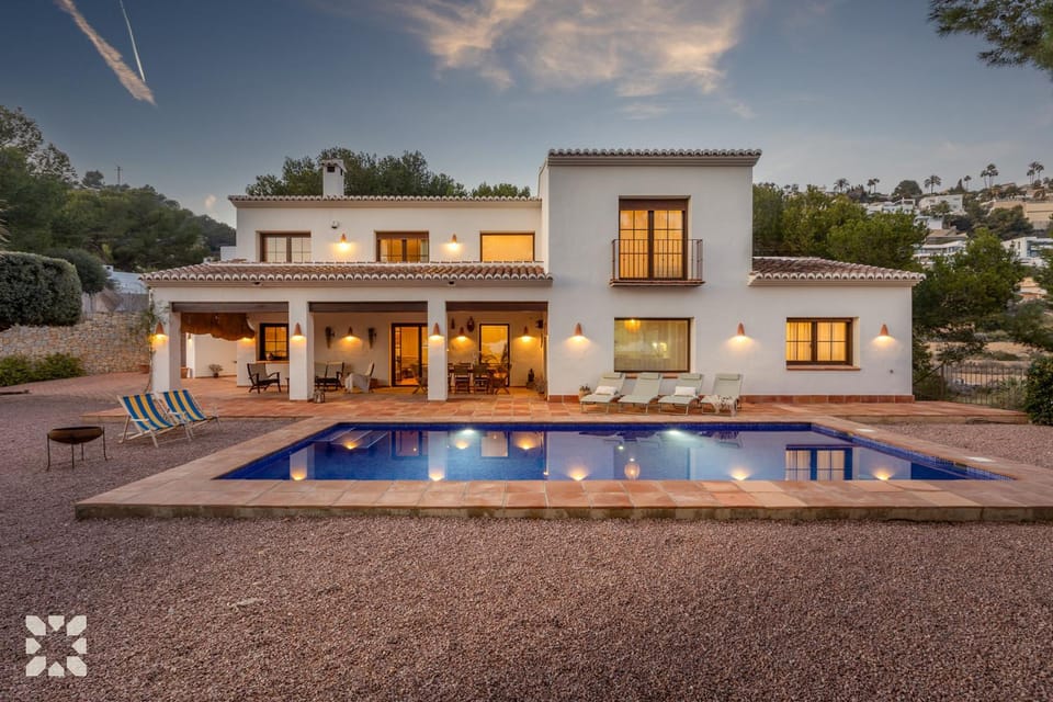 Property building, Patio, Day, Pool view, Swimming pool, sunbed
