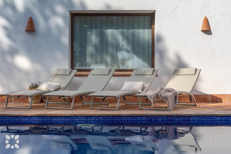 Patio, Day, Living room, Seating area, Pool view, Swimming pool, sunbed