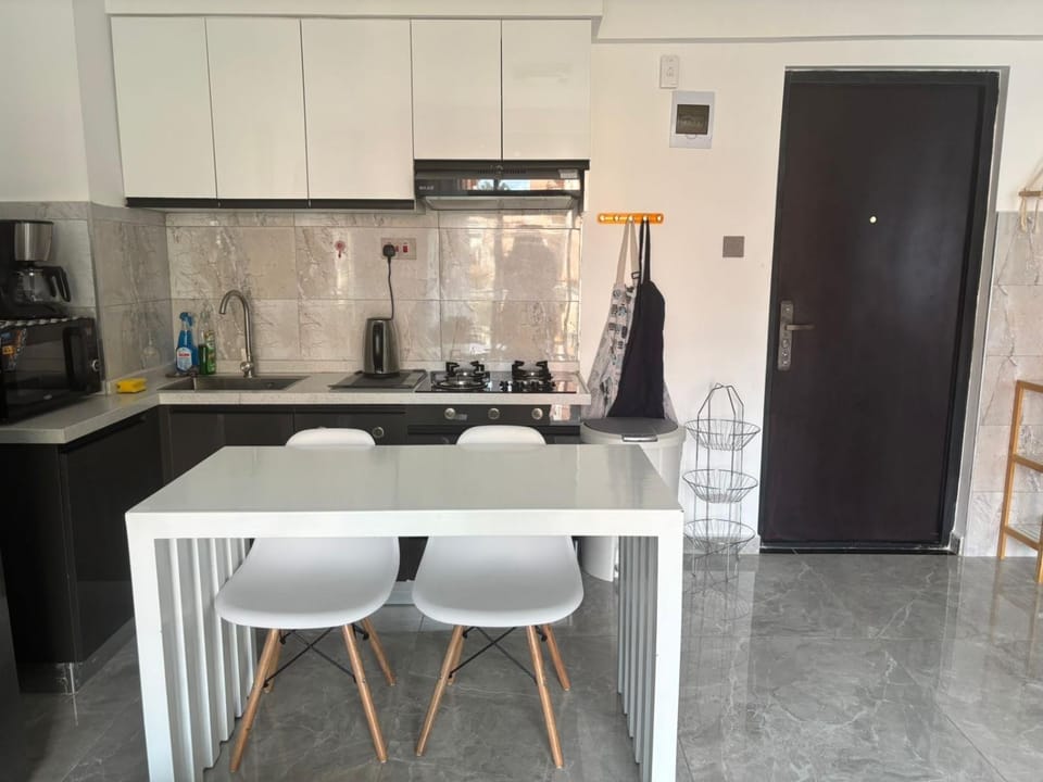 Kitchen or kitchenette, Dining area, stove