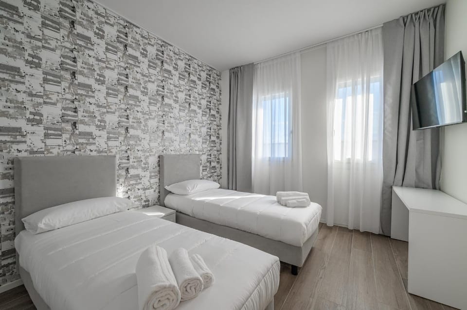 Bed, TV and multimedia, Bedroom, towels